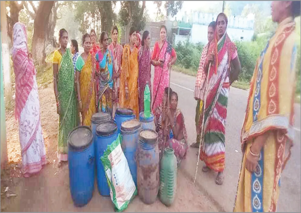  ଠେଙ୍ଗା ଧରି ମଦ ନଷ୍ଟ କଲେ ମହିଳା ଗୋଷ୍ଠୀ: ଅବକାରୀ ବିଭାଗ ଧରିପାରୁନି