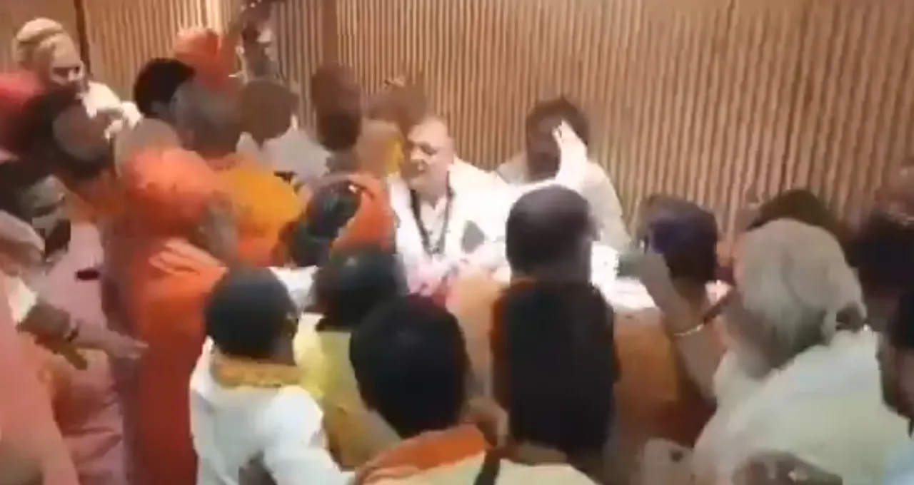  ସନ୍ଥ ସମ୍ମିଳନୀ ପାଲଟିଲା ରଣକ୍ଷେତ୍ର