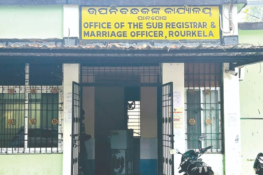  ଦଲାଲଙ୍କ କବ୍‌ଜାରେ ସବ୍‌ରେଜିଷ୍ଟ୍ରାର କାର୍ଯ୍ୟାଳୟ, ସନ୍ଦେହ ଘେରରେ କର୍ମଚାରୀ