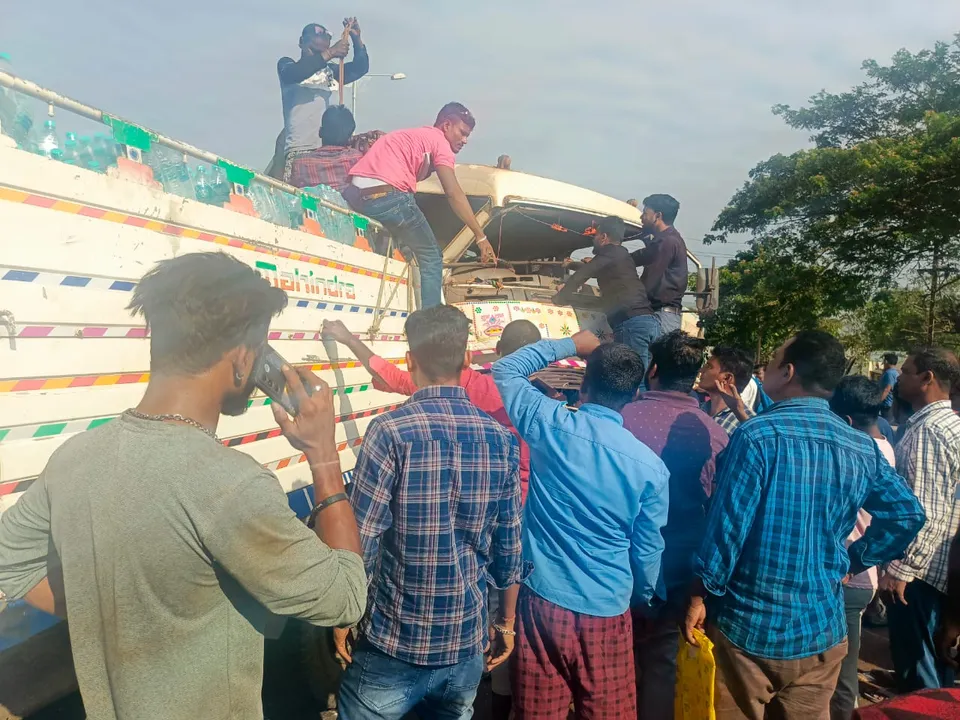  ଠିଆ ହୋଇଥିବା ପିକ ଅପକୁ ପିଟିଲା ଟ୍ରକ୍: ଚାଳକ ଗୁରୁତର, ଡାକ୍ତରଖାନାରେ ଭର୍ତ୍ତି