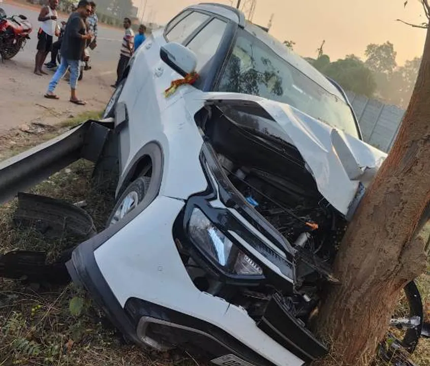  ସୁନ୍ଦରଗଡ଼ ବିଜୁ ଏକ୍ସପ୍ରେସ ୱେରେ ଗଛକୁ ପିଟିଲା କାର୍,  ଅଳ୍ପକେ ବର୍ତ୍ତିଲେ ଲୋକେ