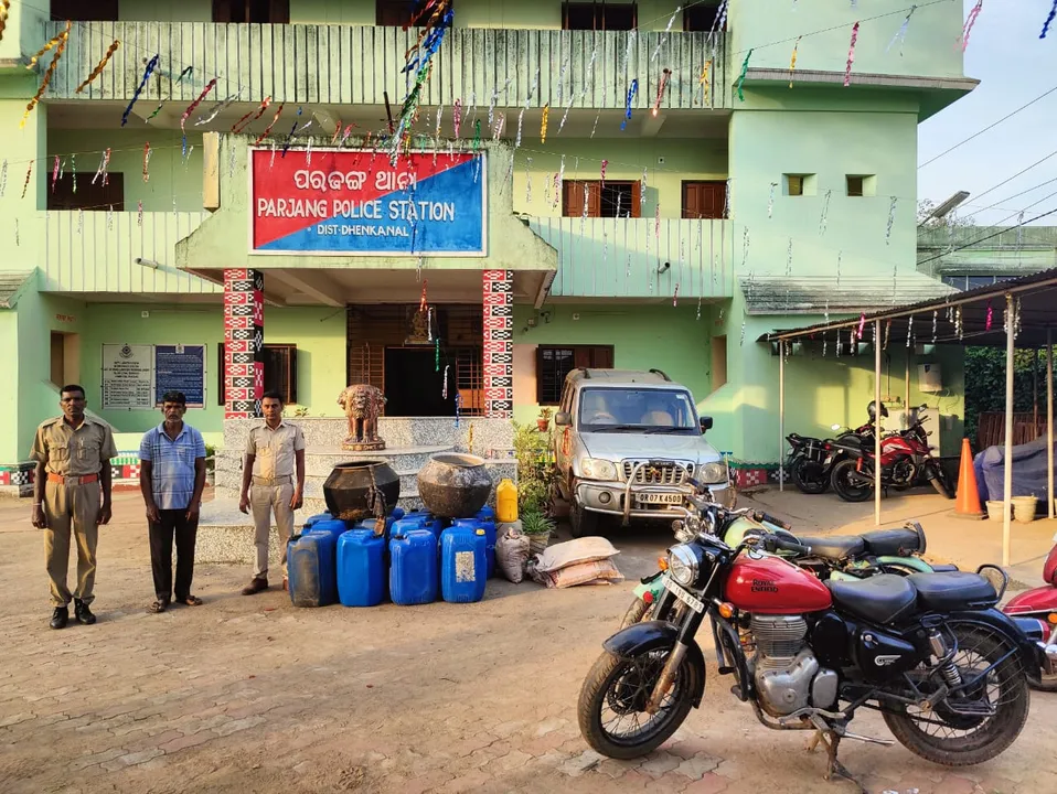  ମଦମାଫିଆଙ୍କ ଘରେ ଚଢ଼ାଉ: ୧୪ ବାଇକ, ୧ ସ୍କର୍ପିଓ ଓ ୧୦୦୦ ଲିଟର ଦେଶୀ ମଦ ଜବତ