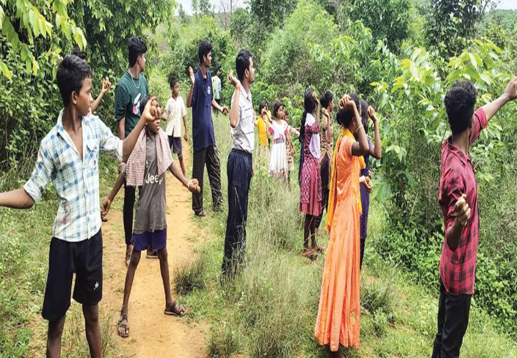 ପରିବେଶ ଯୋଦ୍ଧା: ସିଡ୍‌ବଲ୍‌ ଜରିଆରେ  ଜଙ୍ଗଲ ସୃଷ୍ଟି କରୁଛନ୍ତି ସୁବ୍ରତ