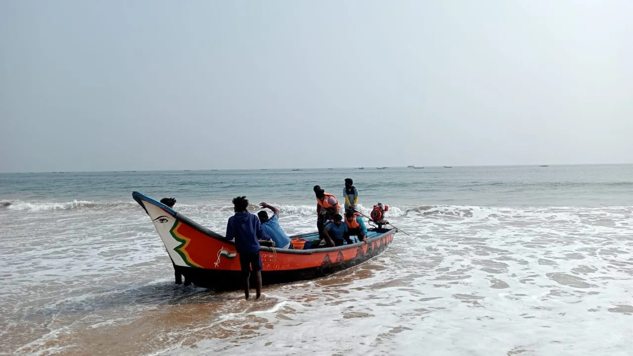  ସମୁଦ୍ରର ନିଷିଦ୍ଧାଞ୍ଚଳରୁ ମାଛଧରା ଟ୍ରଲର ଜବତ, ୩ ମତ୍ସ୍ୟଜୀବୀ ଅଟକ