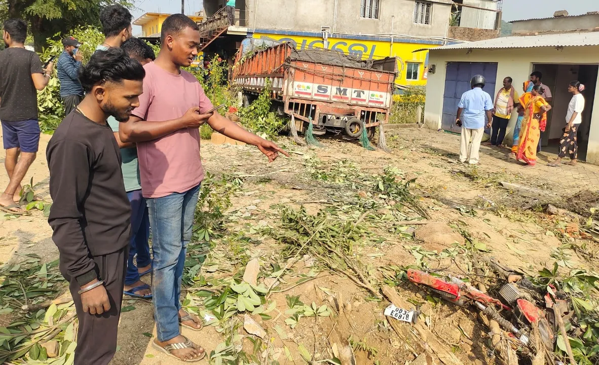  ବାଇକ୍‌ ଆରୋହୀଙ୍କ ଉପରେ ଚଢ଼ିଗଲା ଟ୍ରକ୍‌; ଜଣେ ମୃତ, ଅନ୍ୟ ଜଣେ ଗୁରୁତର