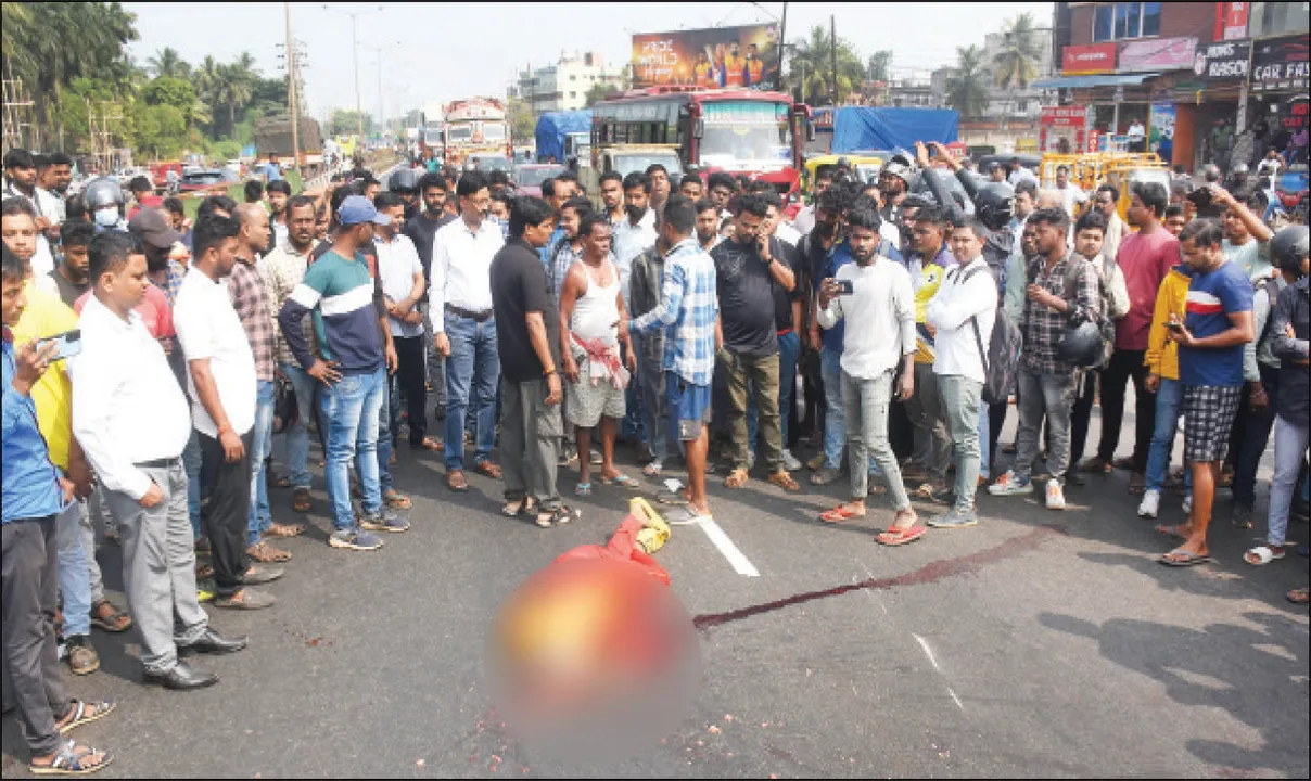  ପୁଣି ମୁଣ୍ଡନେଲା ମୃତ୍ୟୁଯନ୍ତା ପଳାସୁଣି ଛକ: ବାଇକ୍‌ ପିଟିଲା, ଟ୍ରକ୍‌ ମାଡ଼ିଗଲା