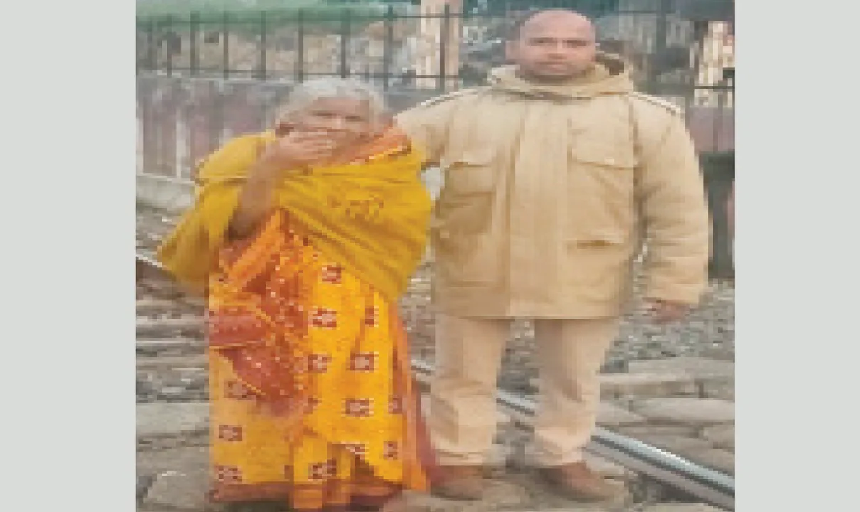  ଟ୍ରେନ୍‌ରୁ ଖସି ପଡ଼ିଲେ ବୃଦ୍ଧା; ଉଦ୍ଧାର କଲା ଆର୍‌ପିଏଫ୍‌