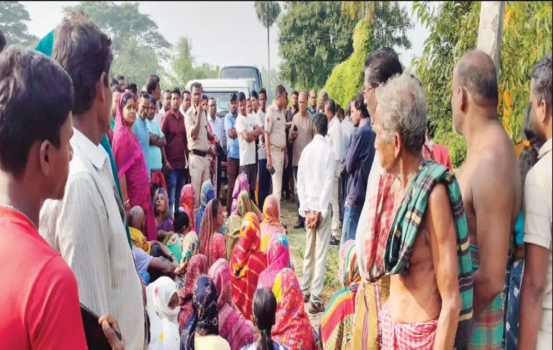  ଉଚ୍ଛେଦ ସ୍କ୍ବାଡ୍‌କୁ ଘେରିଲେ ଉତ୍‌କ୍ଷିପ୍ତ ଲୋକେ: ହାଇକୋର୍ଟଙ୍କ ‌ରହିତାଦେଶ ବଳରେ ବର୍ତ୍ତିଗଲା ମହିଳାଙ୍କ ଘର