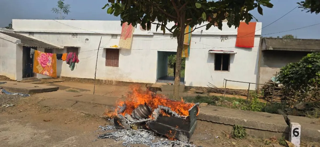  ଯୌତୁକ ନିର୍ଯାତନା:ଶ୍ବଶୁରଘର ଆଗରେ ଯୌତୁକ ସାମଗ୍ରୀ ଗଦାଇ ନିଆଁ ଲଗାଇଲେ ଜ୍ବାଇଁ