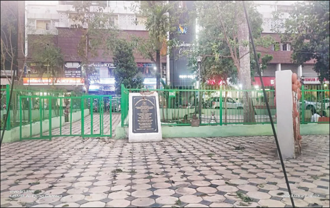  ଡିଷ୍ଟ୍ରିକ୍ଟ ସେଣ୍ଟର୍‌ରେ ପାର୍କିଂ ଯନ୍ତ୍ରଣା: ପାର୍କିଂସ୍ଥଳକୁ ପାର୍କ କରିଦେଲେ