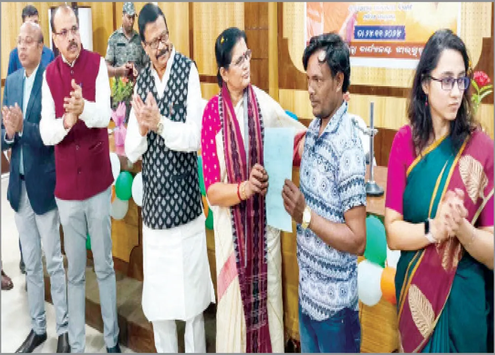  ହୀରାକୁଦ ବିସ୍ଥାପିତ ପାଇଲେ ଜମିପଟ୍ଟା: ‘କେହି ମୁଣ୍ଡ ଉପରେ ଛାତରୁ ବଞ୍ଚିତ ହେବେନି’