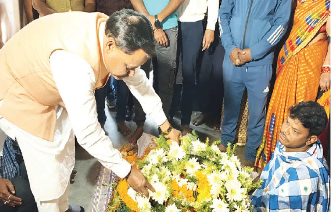  ବନ୍ଧୁଙ୍କ ଶେଷଦର୍ଶନ ପାଇଁ ଛୁଟି ଆସିଲେ ମୋହନ