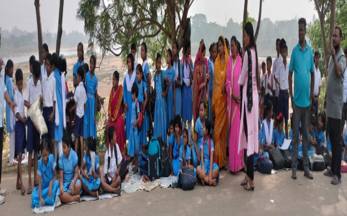  ଶିକ୍ଷକ ନିଯୁକ୍ତି ନେଇ ଅଭିନବ ପ୍ରତିବାଦ: ରାସ୍ତାରେ ପଢ଼ିଲେ ଛାତ୍ରଛାତ୍ରୀ