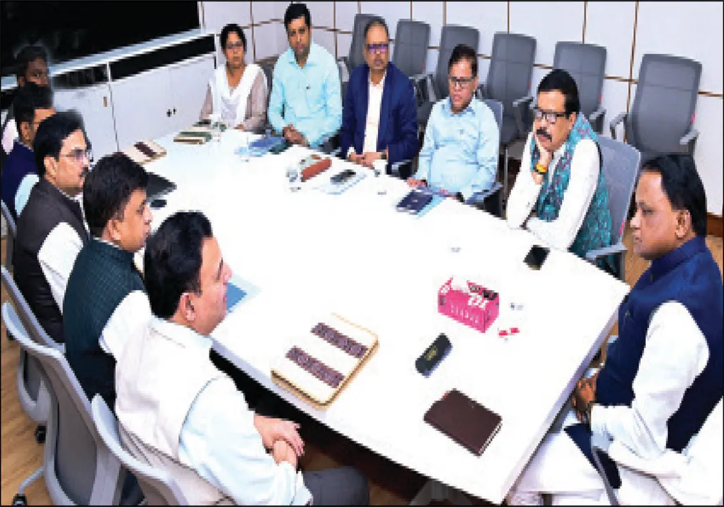  ମୁଖ୍ୟମନ୍ତ୍ରୀଙ୍କୁ ଭେଟିଲେ କେନ୍ଦ୍ରୀୟ ଟିମ୍