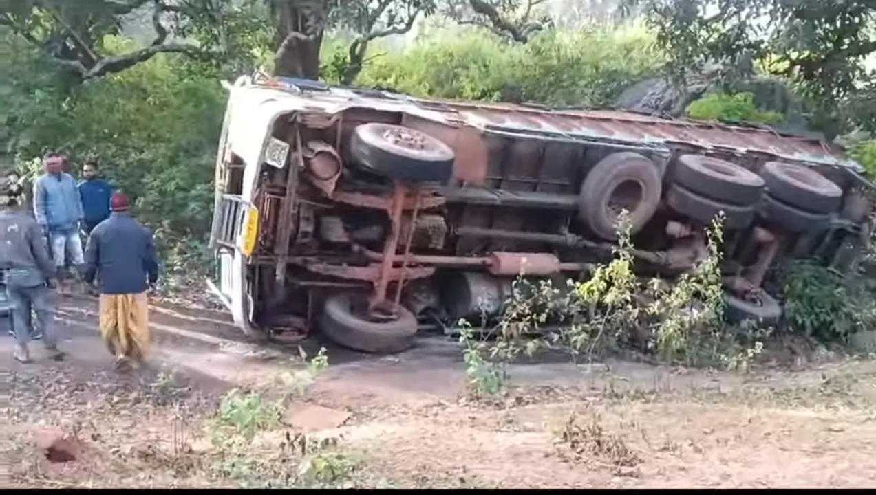  କତିଙ୍ଗିଆ ଘାଟିରେ ଫ୍ଲାଏ ଆସ ବୋଝେଇ ଟ୍ରକ୍‌ ଦୁର୍ଘଟଣାଗ୍ରସ୍ତ