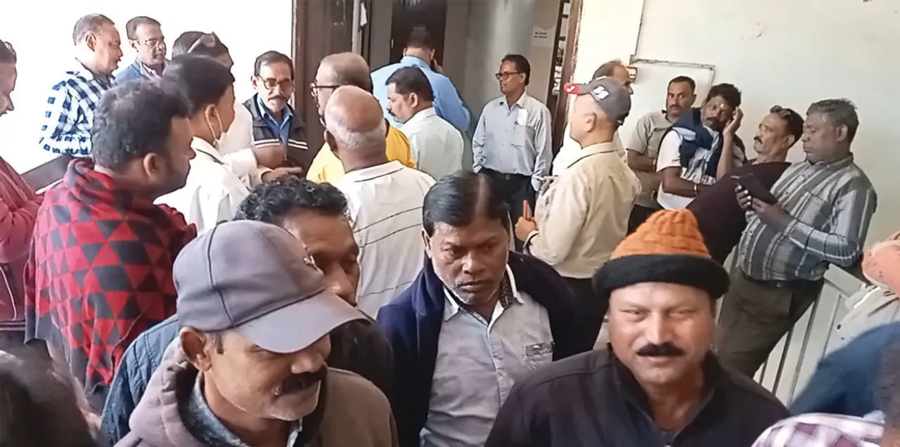  ବିଏସ୍‌ଏଲ କମ୍ପାନି ଶ୍ରମିକଙ୍କ ୧୫ ମାସର ଦରମା ବାକି, ଶତାଧିକ ଶ୍ରମିକଙ୍କ ଜିଓ କାର୍ଯାଳୟ ଘେରାଉ