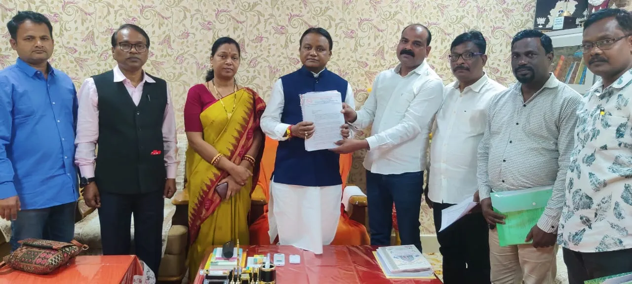  ରାଉରକେଲା ବିସ୍ଥାପିତ ପରିବାରଙ୍କ ଦୁଃଖ ଶୁଣିଲେ ମୁଖ୍ୟମନ୍ତ୍ରୀ