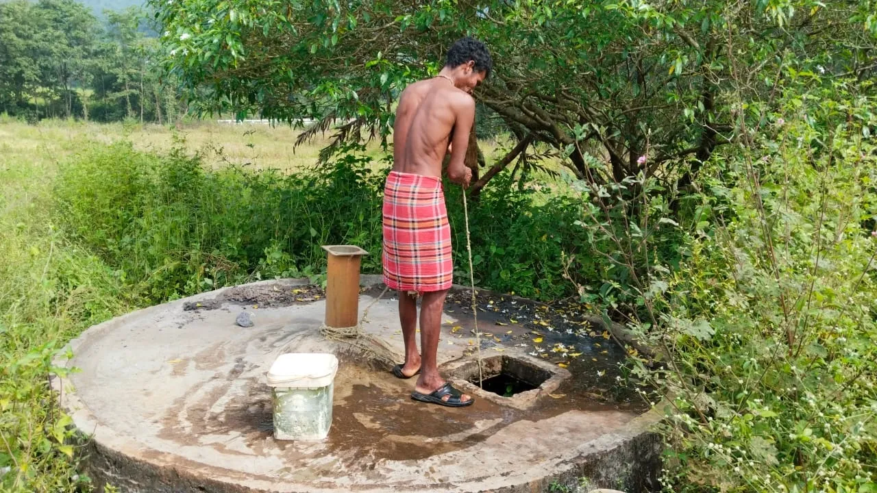  କୂଅର ଦୂଷିତ ପାଣି ପିଇବାକୁ ବାଧ୍ୟ ହେଉଛନ୍ତି ଗ୍ରାମବାସୀ