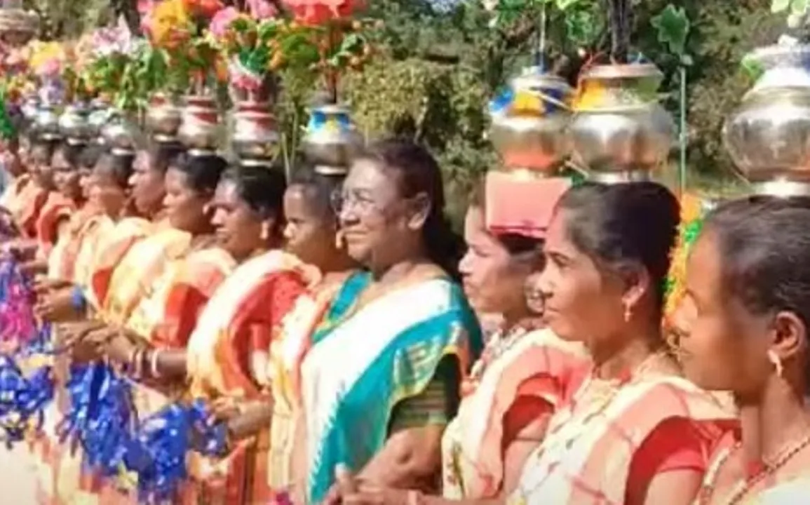  ଜନ୍ମମାଟିରେ ମହିଳାଙ୍କ ସହ ନାଚିଲେ ରାଷ୍ଟ୍ରପତି