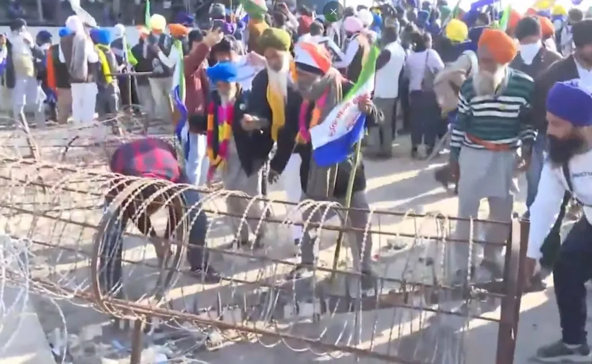  ଶମ୍ଭୁ ସୀମାରେ ପୁଲିସ ଅଟକାଇବା ପରେ ପଛକୁ ହଟିଲେ କୃଷକ