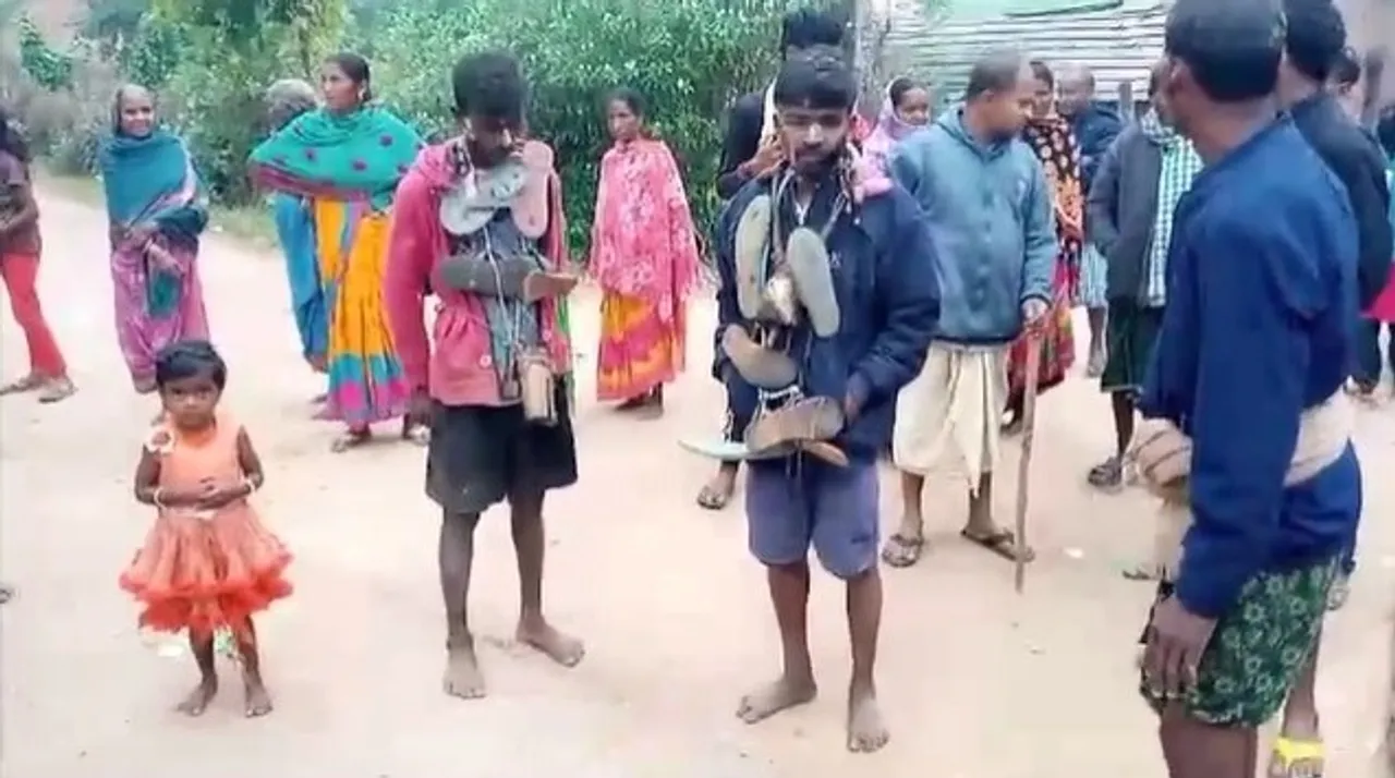  ଦୁଇ ଧାନ ଚୋରଙ୍କୁ ବେକରେ ଜୋତାମାଳ ପିନ୍ଧାଇ ଗାଁ ଦାଣ୍ଡରେ ବୁଲାଇଲେ ଗ୍ରାମବାସୀ