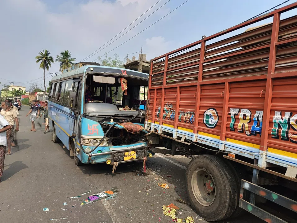  ଟ୍ରକ ପଛରେ ଧକ୍କା ଦେଲା ବସ, ୧୨ ଯାତ୍ରୀ ଆହତ