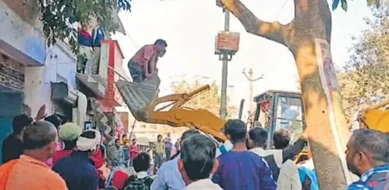  ପ୍ରଶାସନ ଭାଙ୍ଗିଲା ବ୍ୟାଙ୍କ ଶିଢ଼ି, ଜେସିବି ସାହାଯ୍ୟରେ କର୍ମଚାରୀ ହେଲେ ଉଦ୍ଧାର