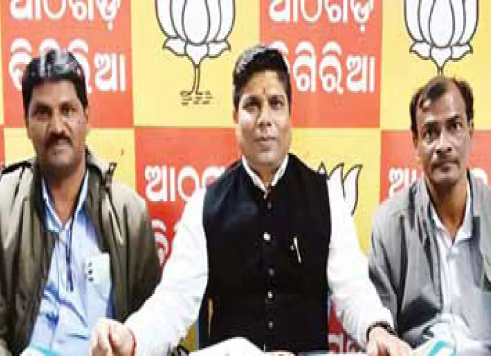  ଆଠଗଡ଼ରେ ବିଜେଡି କାର୍ଯ୍ୟାଳୟ ଉପରେ ଚଢ଼ିଲା ବୁଲଡୋଜର୍‌