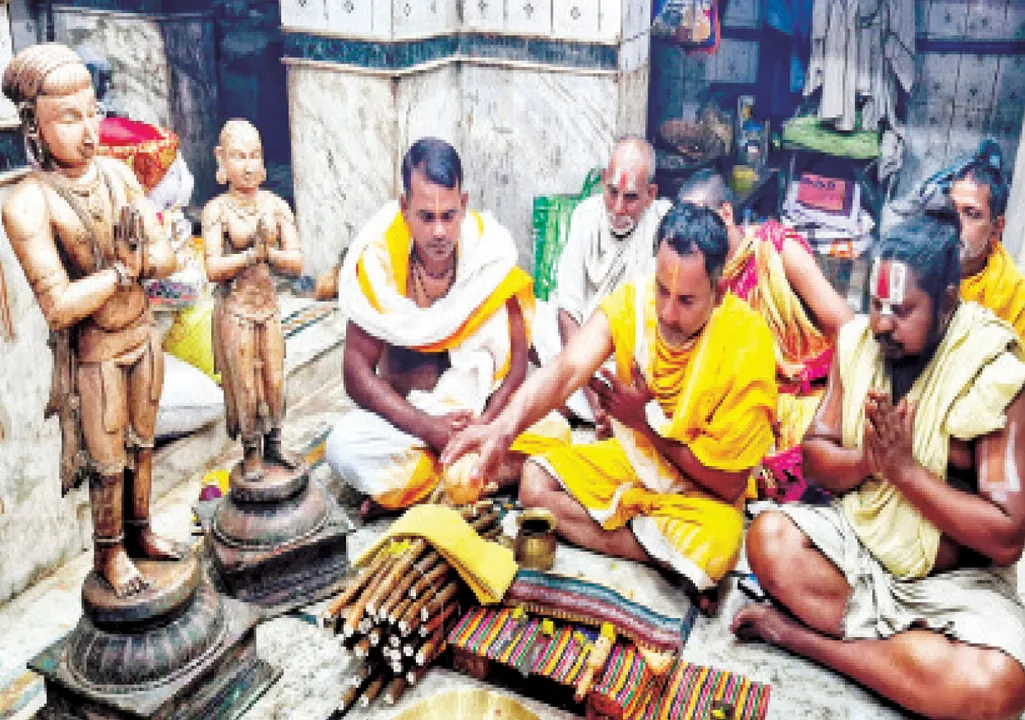  ଶ୍ରୀବିଗ୍ରହଙ୍କ ପଦ୍ମବେଶ ପ୍ରସ୍ତୁତି: ବଡ଼ଛତା ମଠରେ ପୂଜାର୍ଚ୍ଚନା ସହ ବେଶ କାର୍ଯ୍ୟ ଆରମ୍ଭ