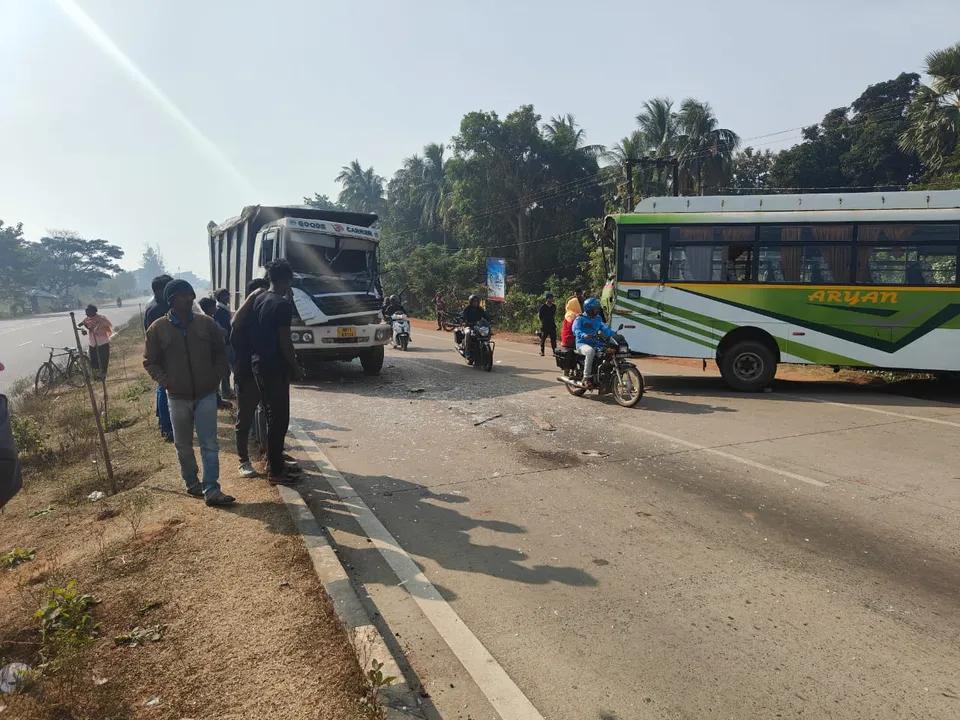  ଯାତ୍ରୀବାହୀ ବସକୁ ପଛରୁ ଧକ୍କା ଦେଲା ଫ୍ଲାଇଆସ ବୋଝେଇ ହାଇୱା: ଏକାଧିକ ଯାତ୍ରୀ ଆହତ