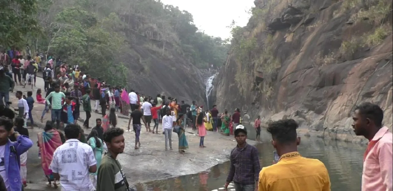  ପର୍ଯ୍ୟଟକଙ୍କ ମନମହୁଛି ଖାଣ୍ଡିଆ ଜଳପ୍ରପାତ