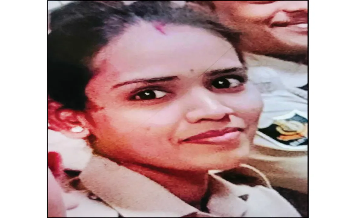  କ‌ନେଷ୍ଟବଳ ପତ୍ନୀଙ୍କ ତଣ୍ଟି କାଟି ହତ୍ୟା: ବିଷ ପିଇ ନିଜ ତଣ୍ଟି କାଟିଲା ସ୍ବାମୀ