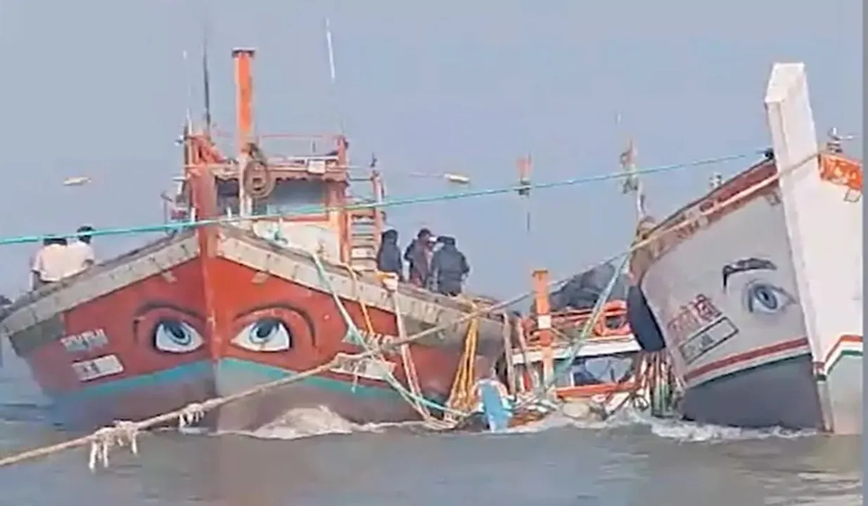  ସମୁଦ୍ରରେ ପୁଣି ଏକ ଦୁର୍ଘଟଣା, କାର୍ଗୋ ଜାହାଜକୁ ଧକ୍କା ଦେଲା ମାଛଧରା ବୋଟ
