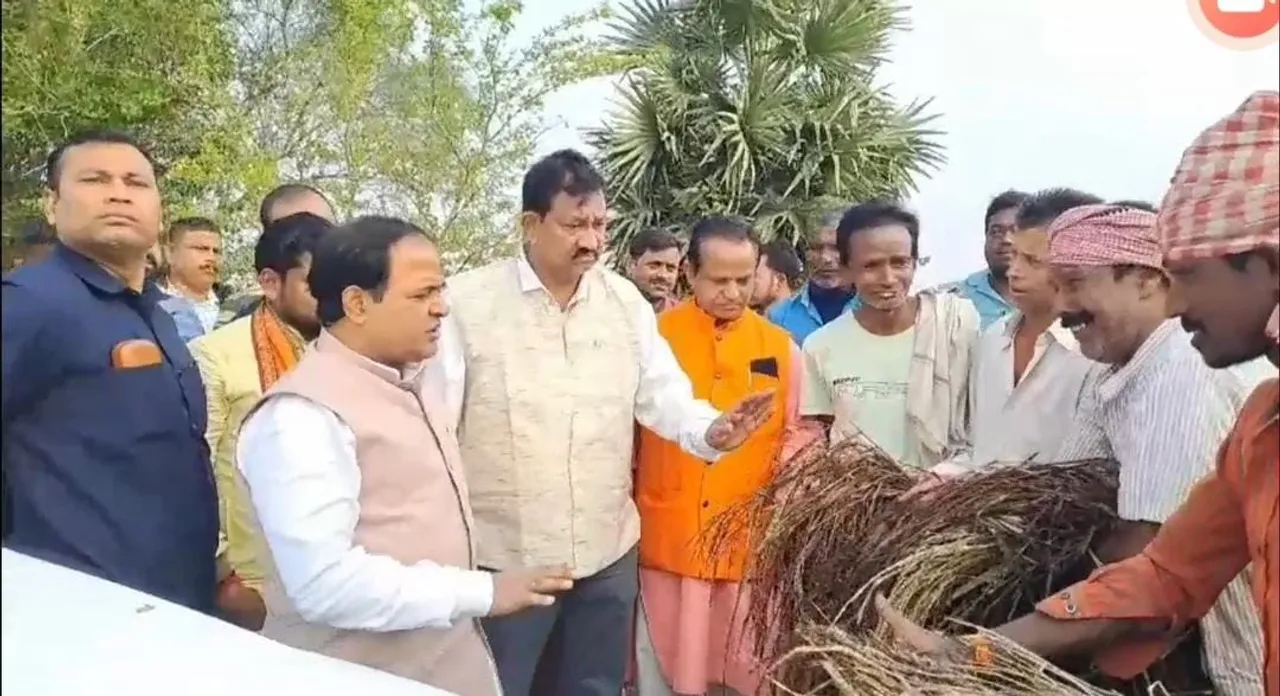  ଉଜୁଡ଼ା କ୍ଷେତରେ ଯୋଗାଣ ମନ୍ତ୍ରୀ, ଗଜାଧାନ ଦେଖାଇ କାନ୍ଦିକାନ୍ଦି ଗୁହାରି କଲେ ଚାଷୀ