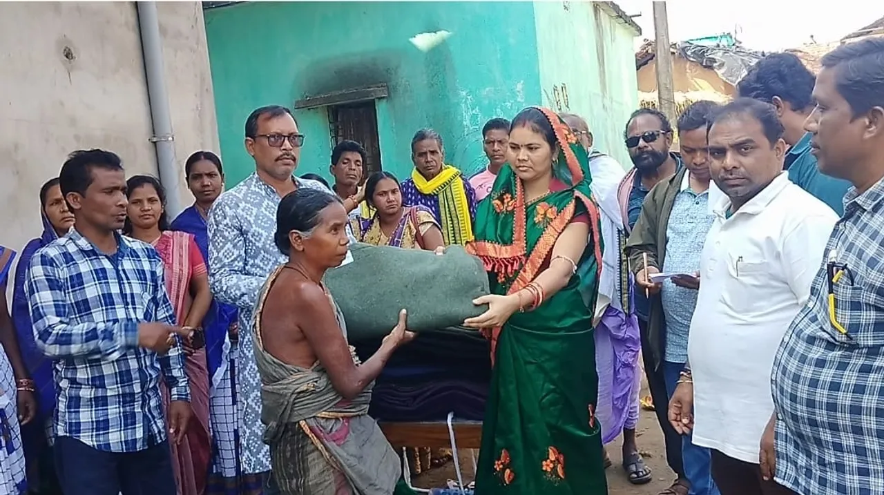  ଅସହାୟଙ୍କୁ ଚିହ୍ନଟ କରି କମ୍ବଳ ବଣ୍ଟନ କଲେ ସରପଞ୍ଚ