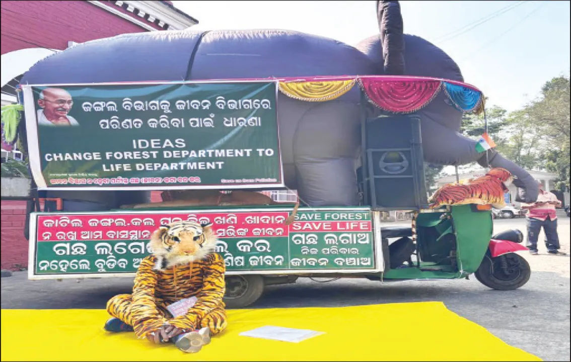  ଜଙ୍ଗଲ ରକ୍ଷା ପାଇଁ ଅଭିନବ ପ୍ରତିବାଦ: ବାଘ ବେଶରେ ଯୁବକ