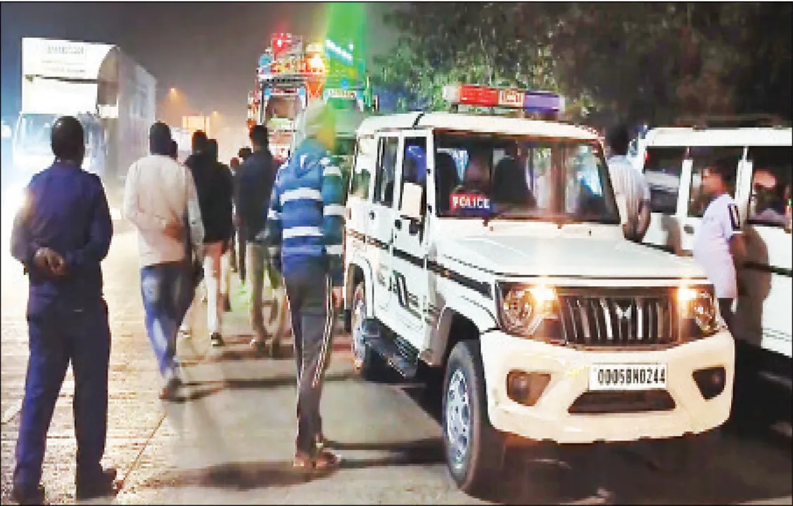  ଆଳୁ ବୋଝେଇ ଟ୍ରକ୍‌କୁ ଗୋଡ଼ାଇ ଓଡ଼ିଶାକୁ ପଶିଆସିଲେ: ପଶ୍ଚିମବଙ୍ଗର ୧୦ ପୁଲିସକୁ ଅଟକାଇଲେ ଉତ୍ତ୍ୟକ୍ତ ଲୋକେ