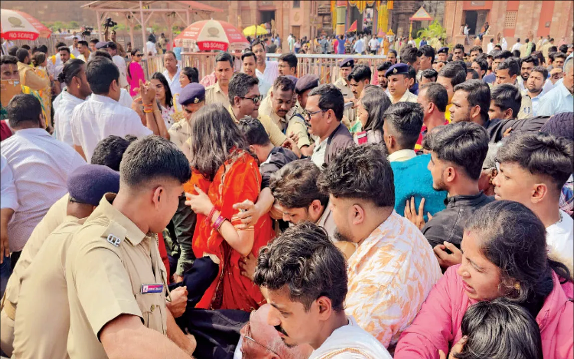  ଟଙ୍କା ନେଇ ଭକ୍ତଙ୍କୁ ଭର୍ତ୍ତି କରୁଥିଲେ ଯାତ୍ରୀ ଗୁମାସ୍ତା: ସିଂହଦ୍ବାରରେ ଠେଲାପେଲା, ବ୍ୟାରିକେଡ୍‌ ଠେଲି ଧସେଇ ପଶିଗଲେ ଭକ୍ତ