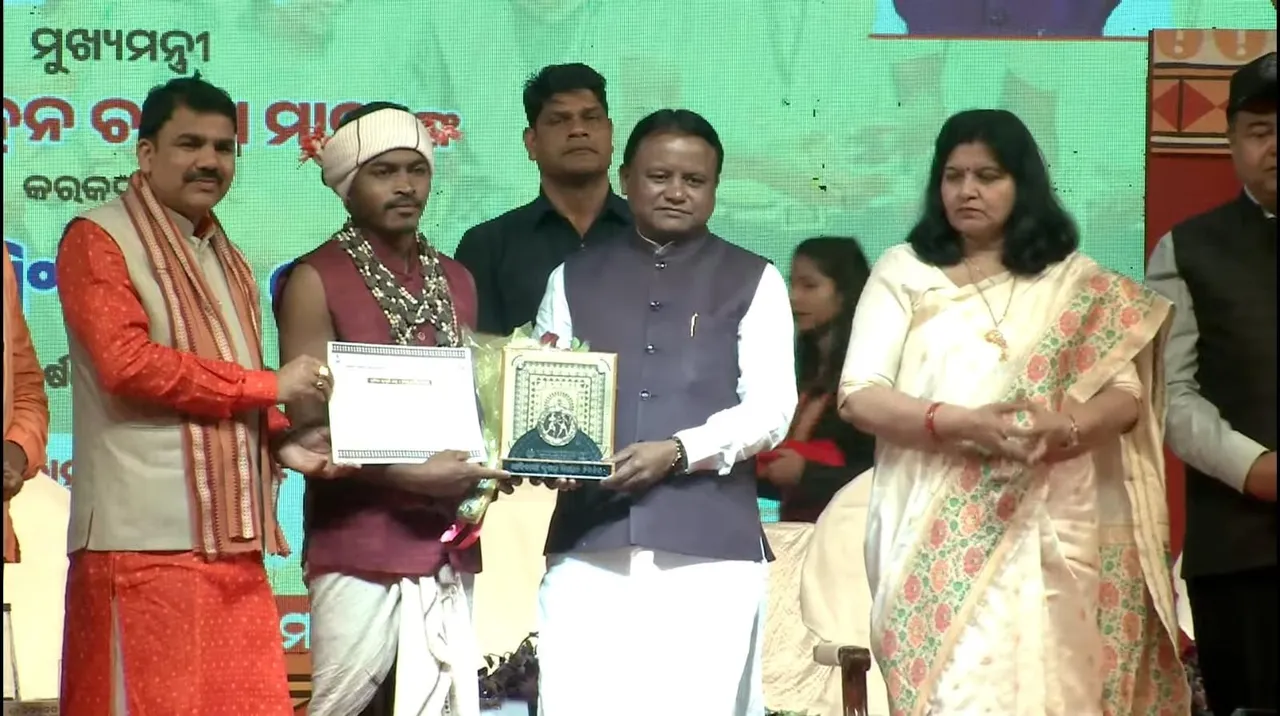  Ranjan Durua gor award from CM Photograph: (Sambad ) 