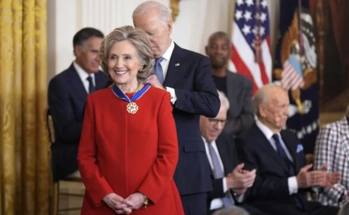  oe-biden-presents-presidential-medal-of-freedom-to-hillary-clinton 