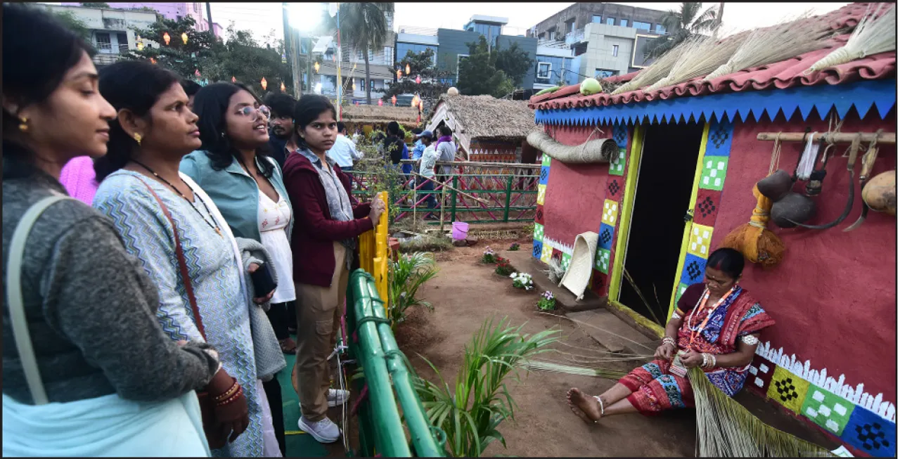  ସହର ଭିତରେ ଆଦିବାସୀ ଗାଁ