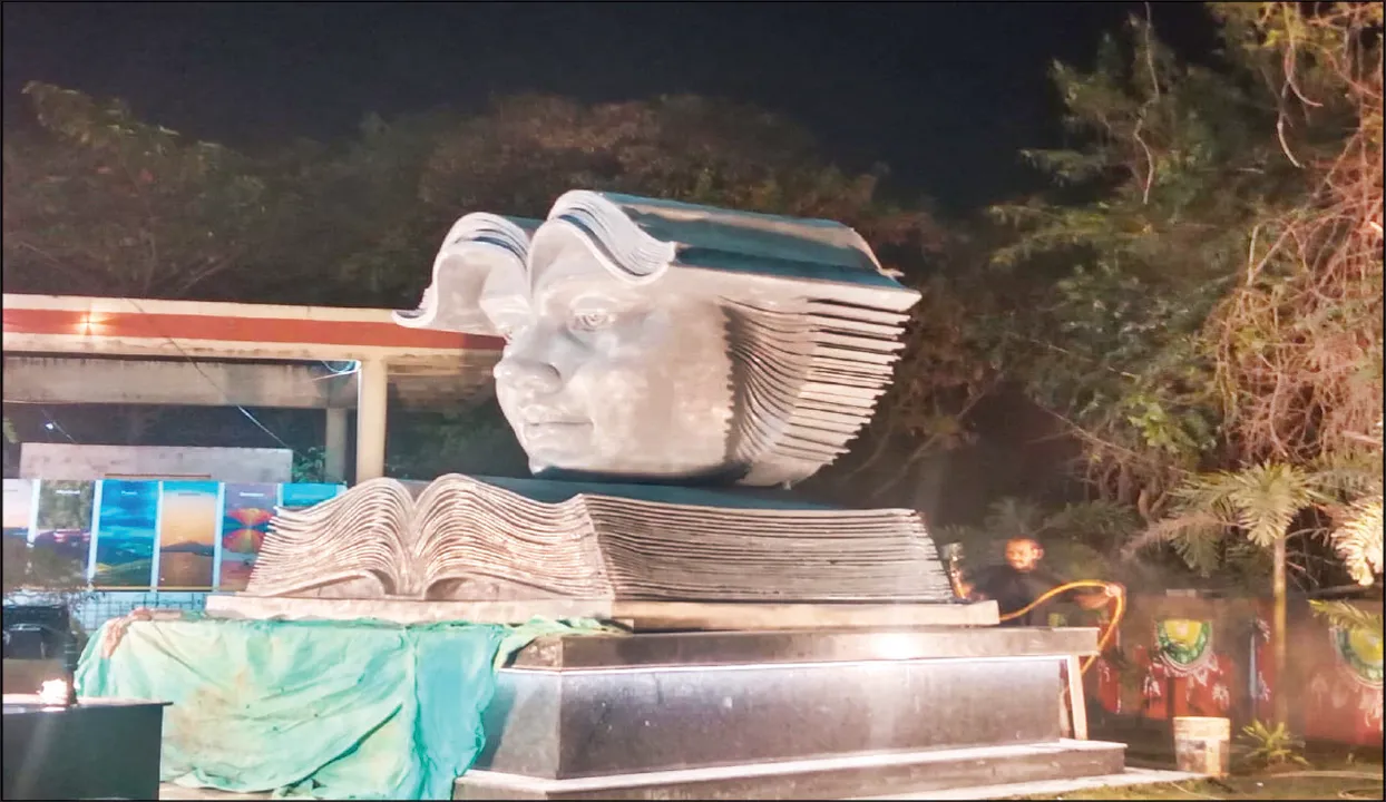  ଉତ୍କଳ ବିଶ୍ବବିଦ୍ୟାଳୟରେ ବ୍ୟାସକବିଙ୍କ ପ୍ରତିମୂର୍ତ୍ତିଙ୍କୁ ଅସମ୍ମାନ: ଭାସ୍କର୍ଯ୍ୟ ପଛରେ ଲୁଚିଗଲେ ବରପୁତ୍ର
