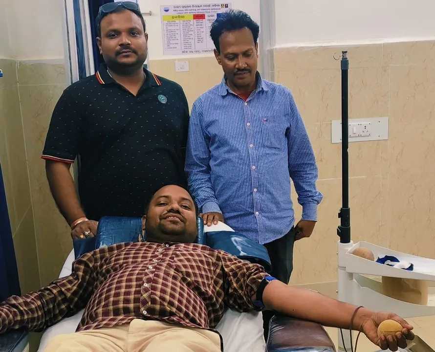  Mkg Dr. SubratJena donate blood  Photograph: (sambad.in) 