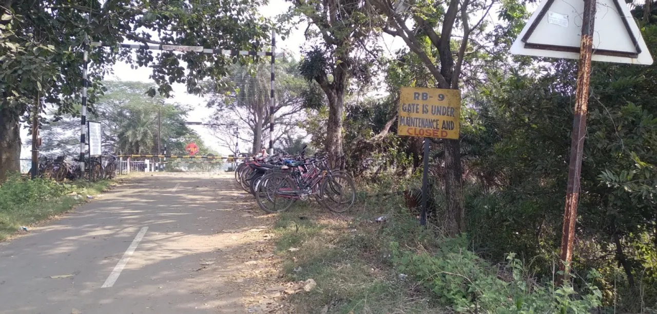  Railway gate closed Photograph: (sambad.in) 