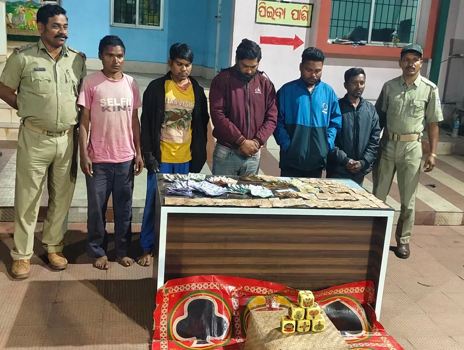  ଜୁଆ ଆଡ଼ାରେ ପୁଲିସର ଅତର୍କିତ ଚଢଉ, ଘୁଡ଼ୁଘୁଡ଼ି ପଟି ସହ ୫ ଗିରଫ