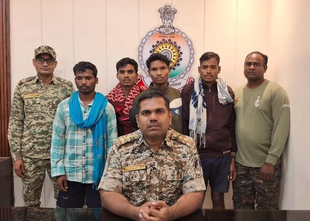  Mkg 4 naxal arrested Photograph: (Sambad ) 