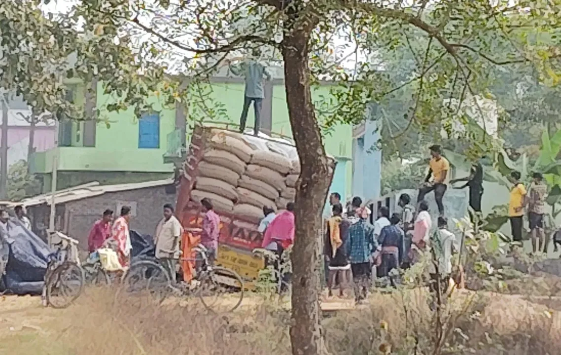  ଚୋରା ଧାନ ନେଇ ଆସୁଥିବା ଟ୍ରକ୍ ଦୁର୍ଘଟଣାଗ୍ରସ୍ତ, ଅଳ୍ପକେ ବର୍ତ୍ତିଲେ ଚାଳକ