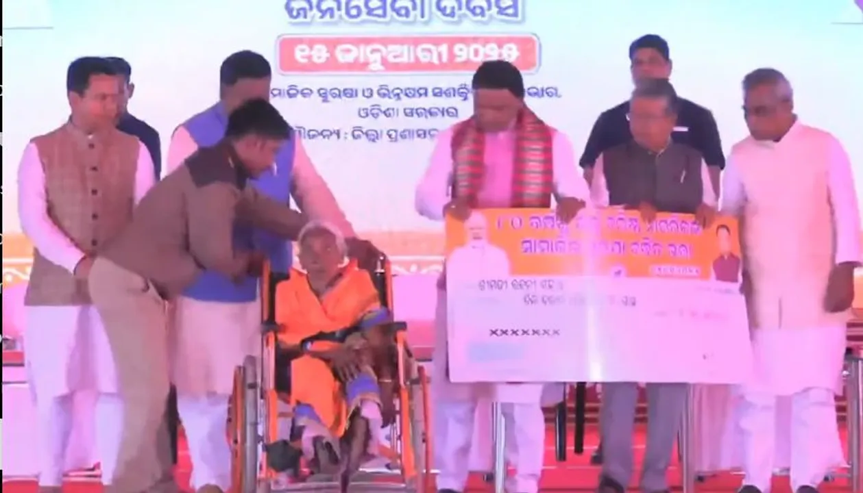  ବର୍ଦ୍ଧିତ ଭତ୍ତା ବାଣ୍ଟିଲେ ମୁଖ୍ୟମନ୍ତ୍ରୀ