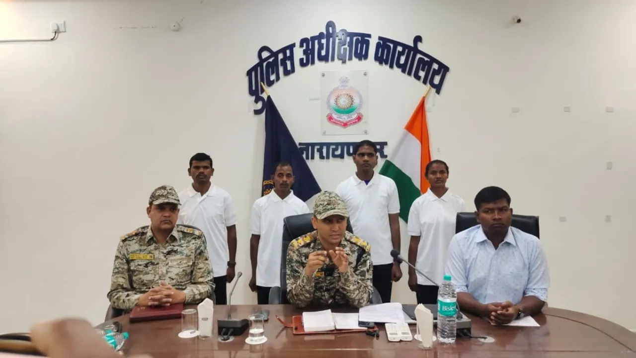 naxal surrender Photograph: (sambad.in) 