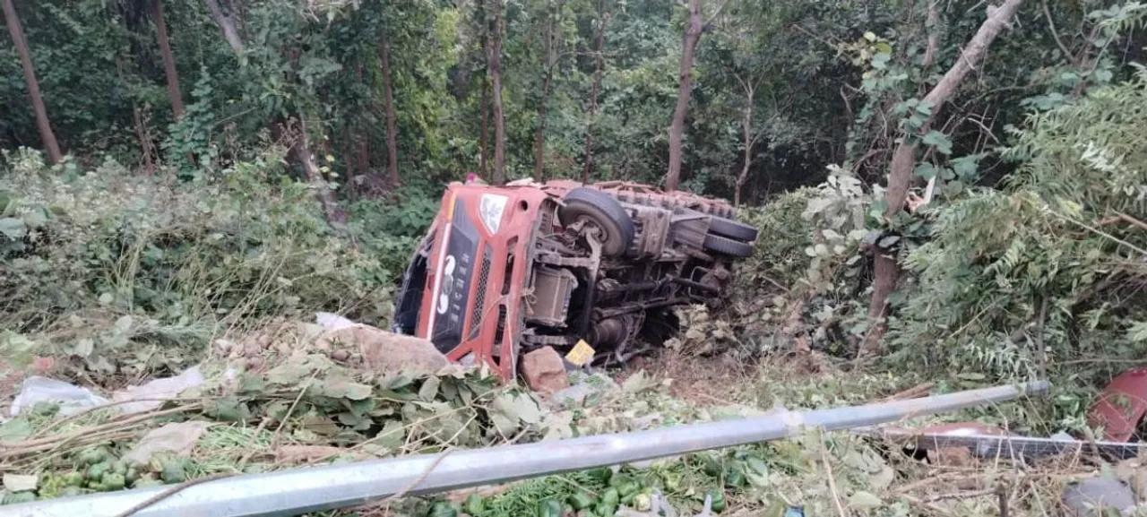 vegetable truck accident  at Kalinga Ghati Photograph: (sambad.in) 
